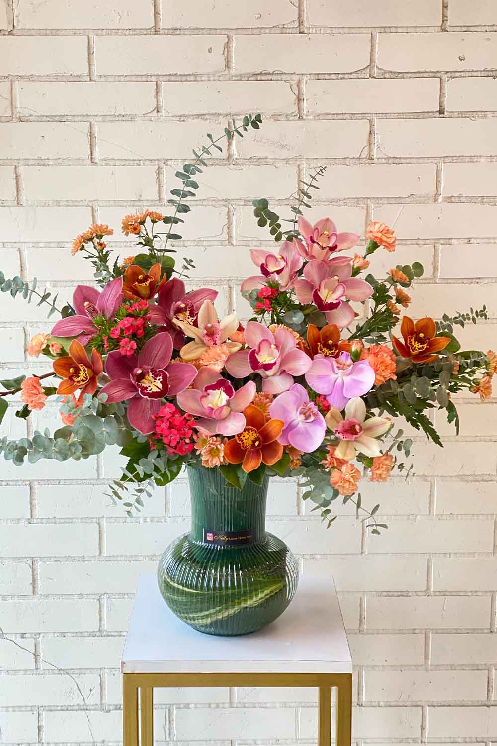 گلدان شیشه ای دیزاین ۶۵ سانت با ارکیده نلی