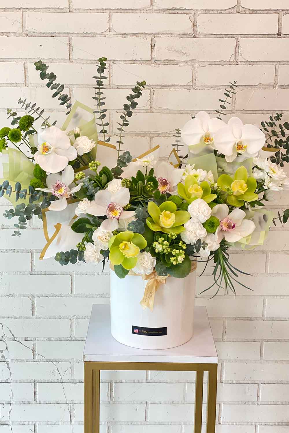 باکس گل ارکیده سفید نلی ۶۰ سانتی‌متری