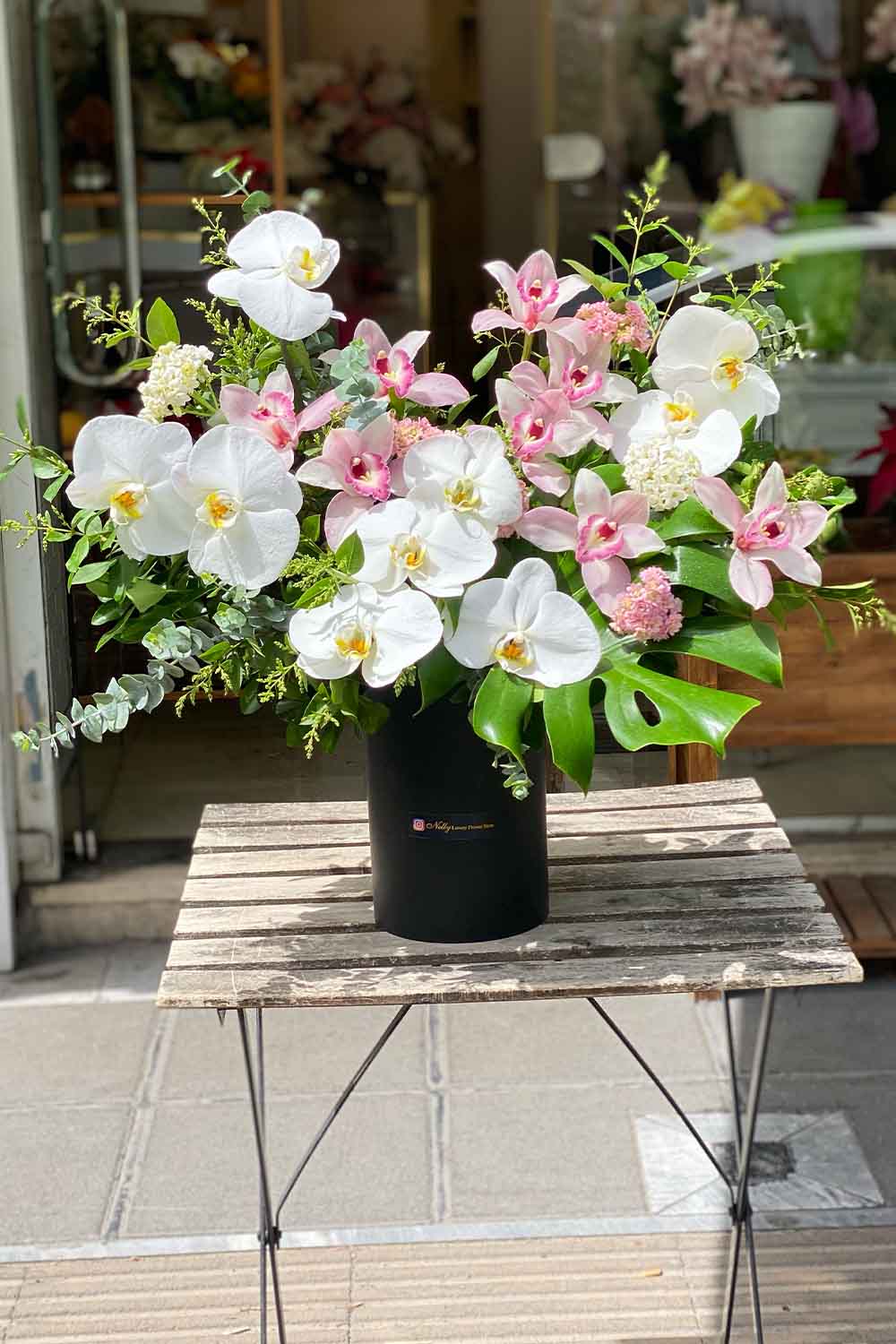 دیزاین ۶۰ سانت نلی با ارکیده های سیمبیدیوم و فلانوپسیس