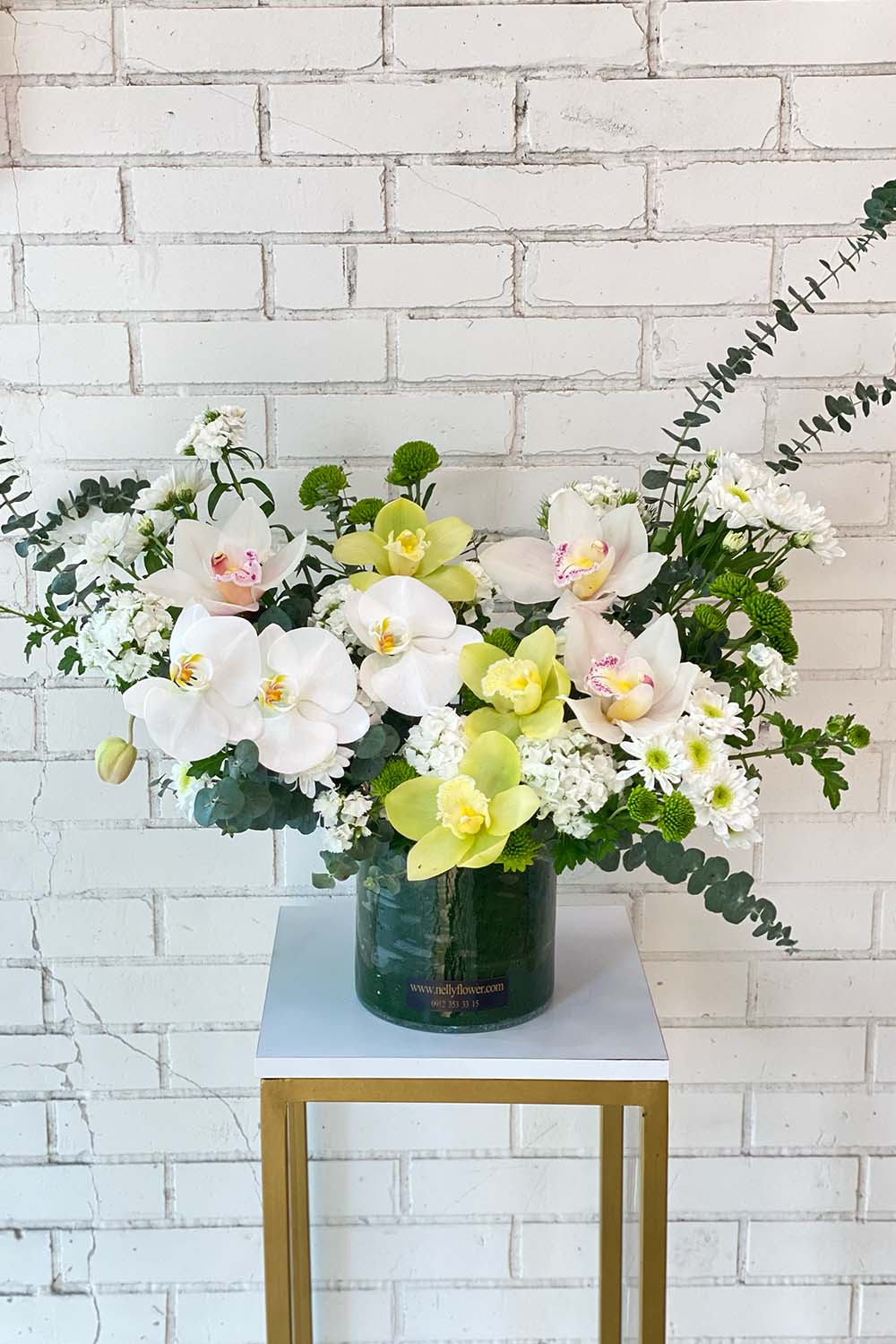 گلدان شیشه ای دیزاین ۴۰ سانت با ارکیده های سفید و سبز