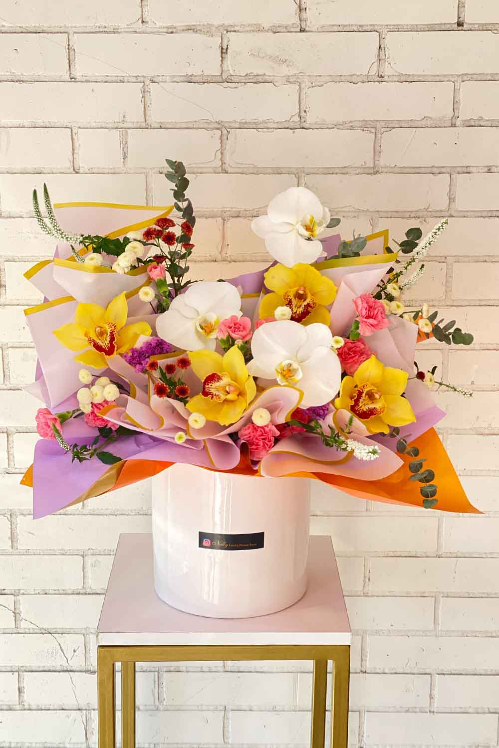 ۶۰ سانت نلی با ارکیده های سیمبیدیوم نلی