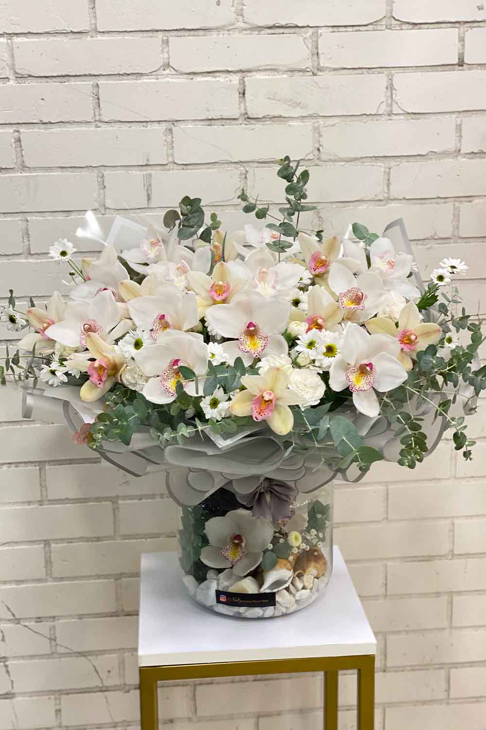 دیزاین لوکس تمام ارکیده سیمبیدیوم سفید نلی