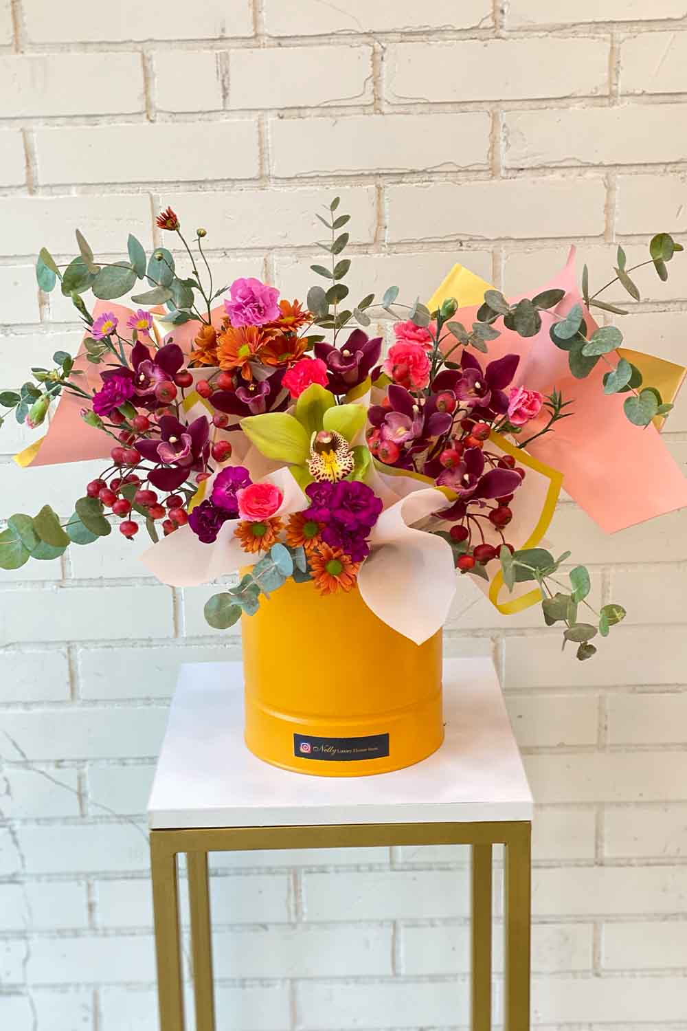 دیزاین رنگی ۴۵ سانت با ارکیده های سیمبیدیوم زرشکی