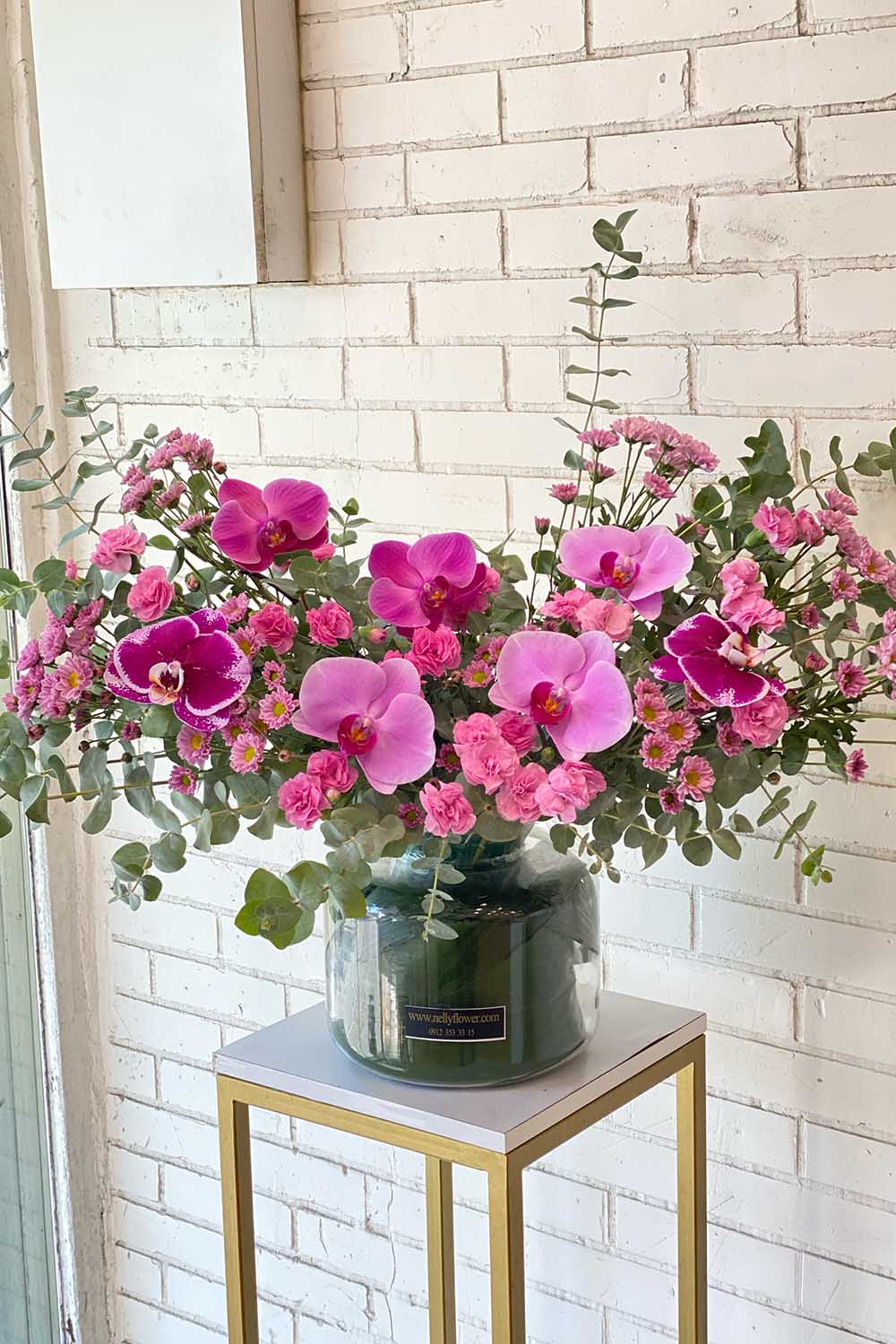 گلدان شیشه ای دیزاین ۵۰ سانت ارکیده های بنفش